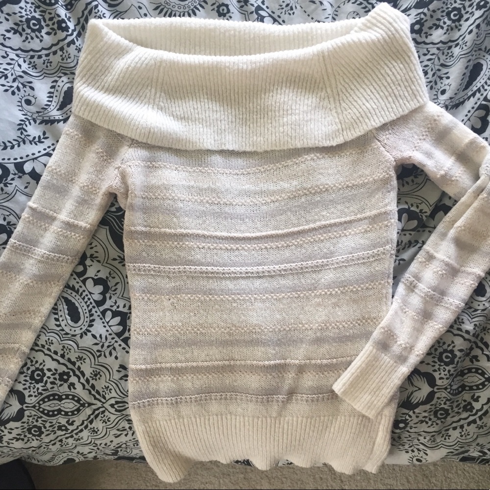 Beautiful Off the Shoulder Sweater - S